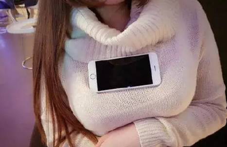 美女把手机放在胸部上,粉妹们敢接受挑战吗?